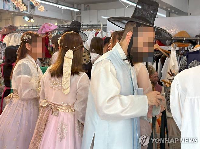 "한 시간에 9천원"… 외국인 손님들로 가득찬 한복대여점 (서울=연합뉴스) 최혜정 인턴기자 = 지난 3일 서울 종로구 경복궁 인근 한복대여점에서 한복을 빌려 입은 외국인들이 결제를 위해 기다리고 있다. 2025.9.8