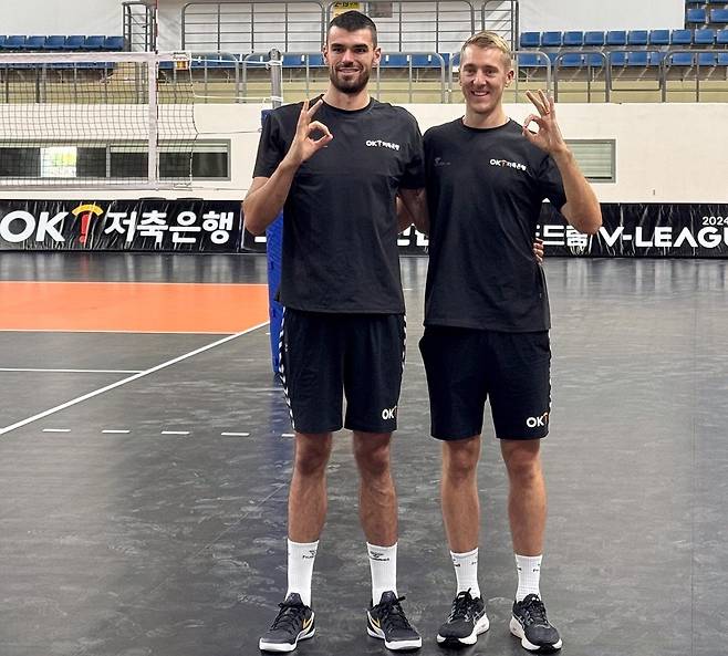 OK저축은행의 외국인 거포 디미트로프(왼쪽)와 아시아쿼터 오데이 [OK저축은행 배구단 제공. 재판매 및 DB 금지]