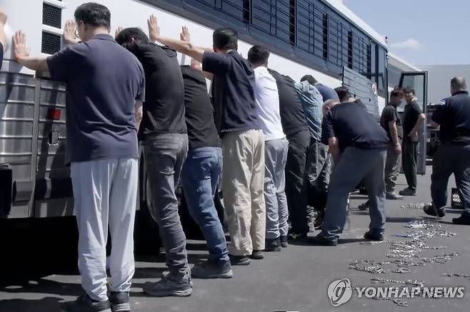 양손과 다리에 체인 묶는 단속요원들 (서울=연합뉴스) 미국 이민 단속 당국이 홈페이지를 통해 지난 4일(현지시간) 조지아주 현대차그룹-LG에너지솔루션의 합작 배터리 공장 건설현장에서 벌인 불법체류·고용 단속 현장 영상을 홈페이지를 통해 공개했다. 2025.9.6 [ICE 홈페이지 영상 캡쳐. 재판매 및 DB 금지] photo@yna.co.kr