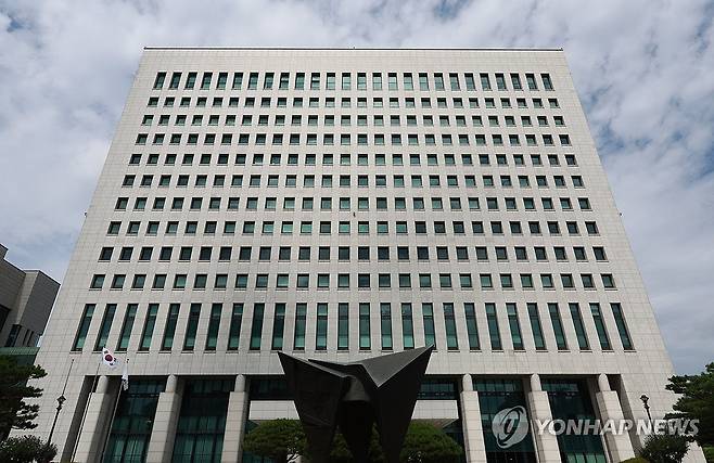 고위당정협의회서 검찰청 폐지, 공소청·중수청 신설 등 확정 계획 (서울=연합뉴스) 신현우 기자 = 더불어민주당과 정부, 대통령실이 고위당정협의회에서 검찰청 폐지, 공소청·중대범죄수사청 신설 등을 포함한 정부조직 개편안을 확정할 계획인 가운데 7일 서울 서초구 대검찰청.
    중수청은 행정안전부 산하에 설치하되 시행 시기는 내년 9월로 1년간 유예키로 했다. 검찰의 보완수사권 유지 및 국가수사위원회 신설 여부 등은 정부조직법 처리 이후 세부 과제로 논의할 예정이다. 2025.9.7 nowwego@yna.co.kr