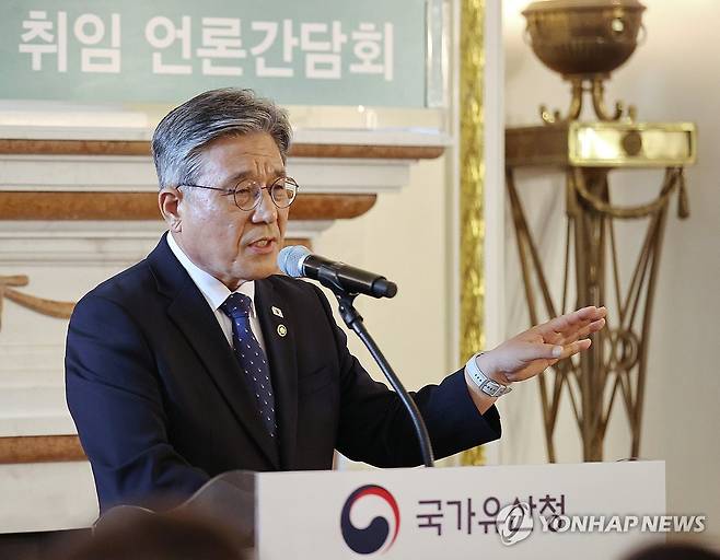 취임 간담회 연 허민 국가유산청장 (서울=연합뉴스) 이재희 기자 = 허민 국가유산청장이 8일 서울 중구 덕수궁 석조전에서 열린 취임 언론간담회에서 국가유산 정책을 발표하고 있다. 2025.9.8 scape@yna.co.kr