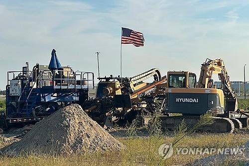 조지아 현대-LG엔솔 합작 배터리 공장 건설현장에 남겨진 중장비들 [AP=연합뉴스 자료사진. 재판매 및 DB 금지]