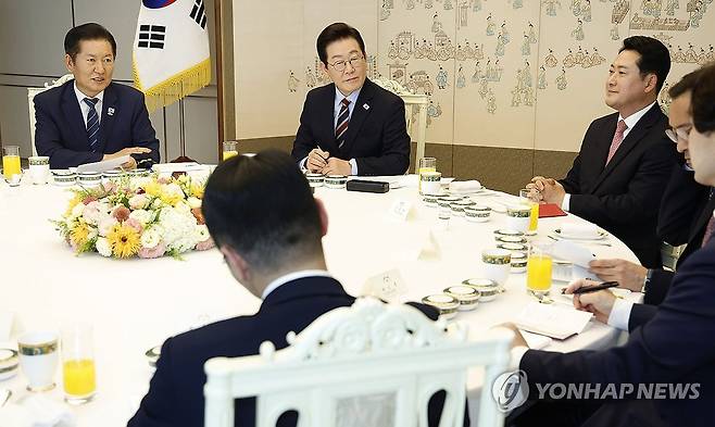 이재명 대통령, 여야 지도부 회동 (서울=연합뉴스) 한상균 기자 = 이재명 대통령이 8일 용산 대통령실에서 여야 지도부 오찬 회동을 하고 있다. 2025.9.8 [대통령실통신사진기자단] xyz@yna.co.kr