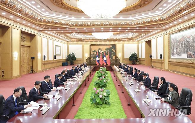 중국-라오스 정상회담 지난 4일 중국 베이징 인민대회당에서 열린 중국-라오스 정상회담 모습. 홍콩 성도일보는 사진 왼쪽의 중국 대표측 자리에서 앞에서 두번째가 리밍샹 중국공산당 대외연락부부장으로 반대편 끝에 앉은 천저우 선임 부부장보다 상석이었다며 리 부부장이 부장 권한대행을 맡은 것으로 보인다고 분석했다. 2025.9.8 [신화=연합뉴스 자료사진]