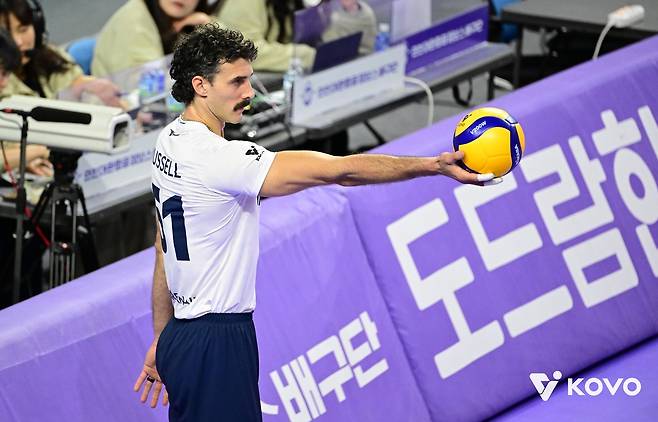 서브 준비하는 대한항공의 러셀 [한국배구연맹 제공 자료 사진. 재판매 및 DB 금지]
