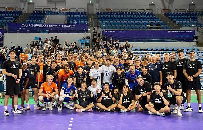 네덜란드 대표팀과 연습경기 후 기념사진을 찍은 대한항공 선수단 [대한항공 배구단 제공. 재판매 및 DB 금지]