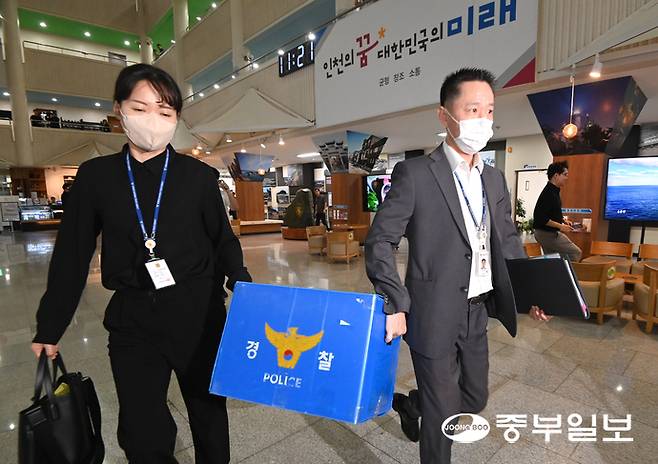 9일 유정복 인천시장의 대선 후보 경선 캠프 활동과 관련한 공직선거법 위반 혐의를 수사 중인 인천경찰청 반부패범죄수사대 수사관들이 인천시 남동구 인천시청에서 압수품을 챙겨 나오고 있다.정선식기자