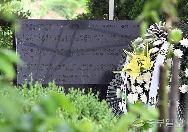 방화 사건으로 37명이 숨진 경기여자기술학원 참사 희생자들의 이름이 새겨진 위령비의 철거 및 이전 문제로 지자체와 유족들이 갈등을 빚고 있다. 사진은 경기여자기술학원 참사 30주년을 하루 앞둔 20일 오후 용인시 기흥구 용인플랫폼개발사업 부지 내 참사 위령비의 모습. 임채운기자