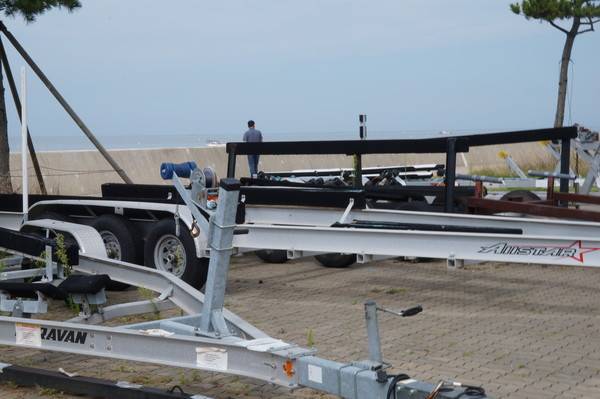 왕산마리나항 인근 무료주차장에 수년간 방치되고 있는 요트 트레일러들 [사진 = 이장원 기자]