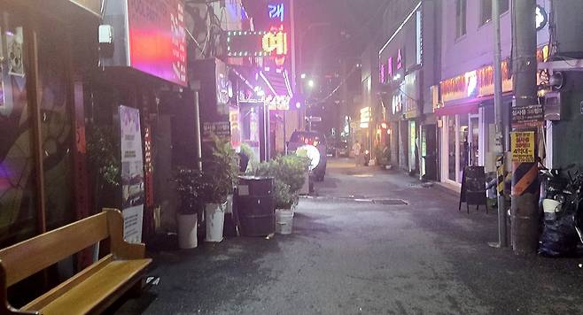 2학기 개강 일주일을 맞은 지난 8일 오후 조선대학교 후문 한 골목. 곳곳의 상가 일부는 일찌감치 문을 닫았고 영업 중인 곳들도 손님이 없어 고요함만 맴돌고 있다./서형우 수습기자