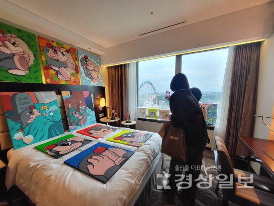 ▲ 지난해 롯데호텔 울산에서 열린 '2024 호텔아트쇼 인 울산(HAS)'에 방문한 시민들이 작품을 감상하고 있다.