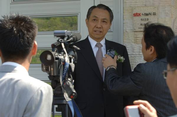 2007년 4월 STX그룹의 사랑의 집 준공식 당시 강덕수 회장 모습.