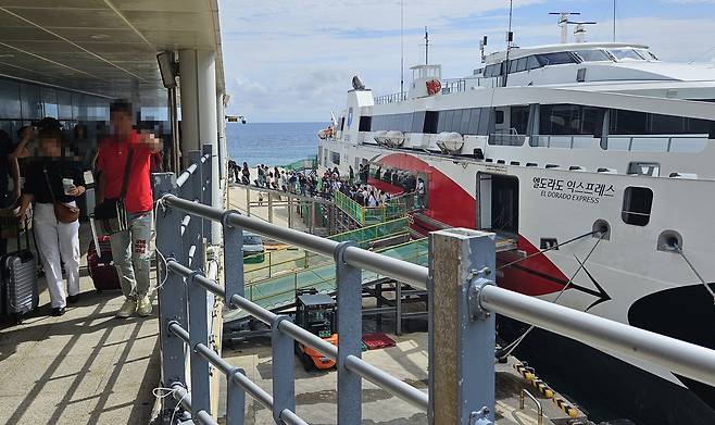 포항~울릉도 간을 운항하는 엘도라도 익스프레스호.