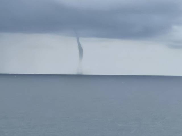 ▲ 오늘 9일 낮 12시 10분경 울릉군 북면 현포항 앞바다에서 바다 표면을 휘감으며 치솟는 '용오름' 현상이 관측돼 주민과 관광객들의 눈길을 사로잡았다. 사진 독자제공