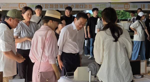 골목길 페스타와 청년고리 로컬마켓이 열린 행사장에 최기문 시장(가운데)이 방문한 모습. 영천시 제공