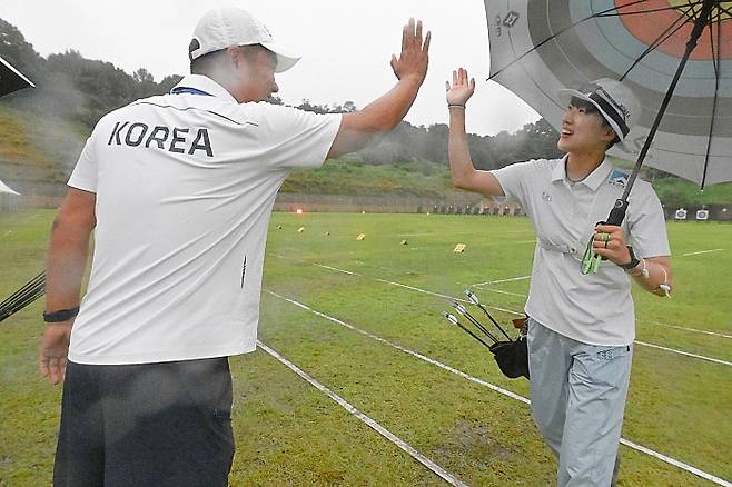 9일 오후 광주 남구 광주국제양궁장에서 열린 광주2025현대세계양궁선수권대회 리커브 혼성 4강, 대한민국 국가대표팀 안산(오른쪽)이 독일 국가대표팀을 상대로 승리하고 결승 진출에 성공하자 송승현 감독과 하이파이브 하고 있다. 뉴시스