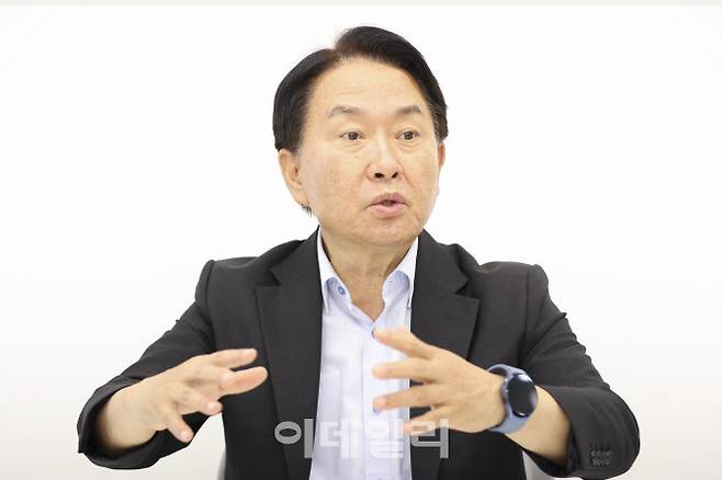 이성헌 서대문구청장이 8일 이데일리와의 인터뷰에서 경의선 지하화와 관련한 설명을 하고 있다. (사진=이영훈 기자)