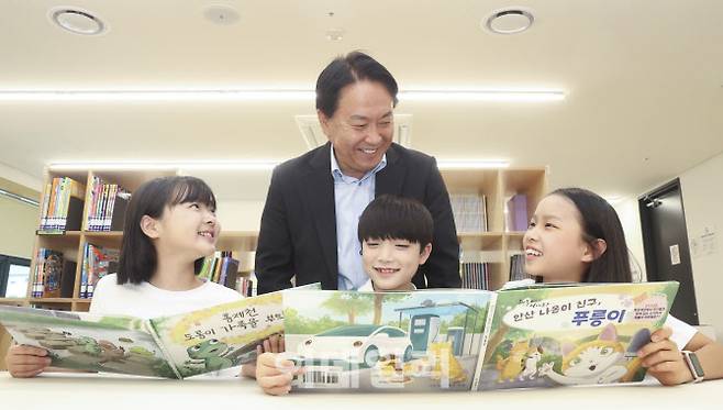 이성헌 서대문구청장이 관내 어린이들과 함께 책을 읽고 있는 모습. (사진=이영훈 기자)