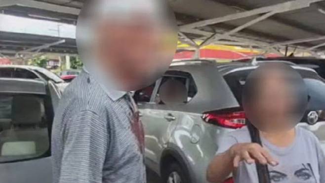 영국인 남성은 눈썹 위가 찢어져 피를 흘리고 있었으며, 셔츠에도 피가 묻은 상태였다.(사진=태국 매체 혼끼사에 캡쳐)