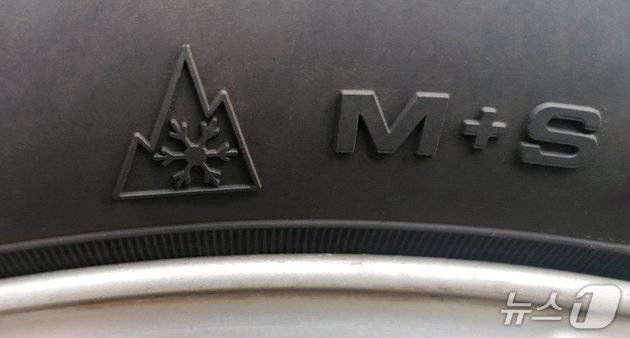 유럽 각국이 겨울철 주행 가능한 타이어로 분류하는 기준인 'M+S'(진흙·눈)와 '알파인(3PMSF)' 기호. M+S는 알파벳 형태이며 알파인은 3개의 산 봉우리(3PM·Three-Peak Mountain)에 눈송이(SF·Snowflake)가 들어간 모양이다. 모두 타이어 측면에서 확인할 수 있다(유럽소비자센터네트워크 홈페이지 갈무리. 재판매 및 DB 금지). 2025.09.09.