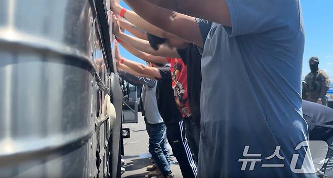 미국 이민세관단속국이 조지아주 내 현대자동차그룹과 LG에너지솔루션 합작 배터리 공장 건설 현장의 한국인 직원 300여 명을 기습 단속·구금하는 영상을 공개했다. (ICE 홈페이지. 재판매 및 DB금지) 2025.9.6/뉴스1