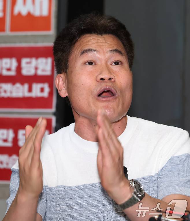 전 한국사 강사 전한길 씨가 지난 8월 18일 오후 서울 여의도 국민의힘 중앙당사를 찾아 특검의 국민의힘 압수수색 저지 농성 중인 김문수 당대표 후보와 만나 입장을 밝히고 있는 모습. 2025.8.18/뉴스1 ⓒ News1 장수영 기자