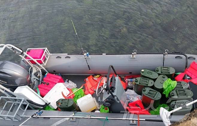 지난 8일 제주시 한경면 해안가에서 발견된 고무보트.(독자제공. 재판매 및 DB 금지)ⓒ News1 강승남 기자