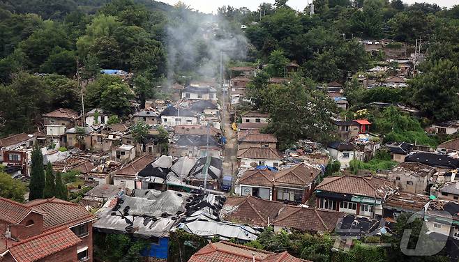 오세훈 서울시장이 9일 오전 서울 마지막 판자촌인 노원구 백사마을 철거 현장을 찾아 재개발 상황을 점검했다. 서울시는 분양·임대를 구분하지 않는 소셜믹스 방식으로 26개 동, 3천178세대 규모의 공동주택을 조성해 사회통합의 상징 공간으로 만들 계획이다. 사진은 이날 오전 노원구 백사마을 철거 현장의 모습. 2025.9.9/뉴스1 ⓒ News1 김진환 기자