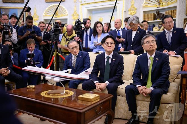 지난 8월 25일(현지시간) 미국 백악관 오벌오피스(미 대통령 집무실)에서 열린 한미정상회담에 배석한 한국 측 참모들.(백악관 제공. 재판매 및 DB금지)ⓒ News1 류정민 특파원