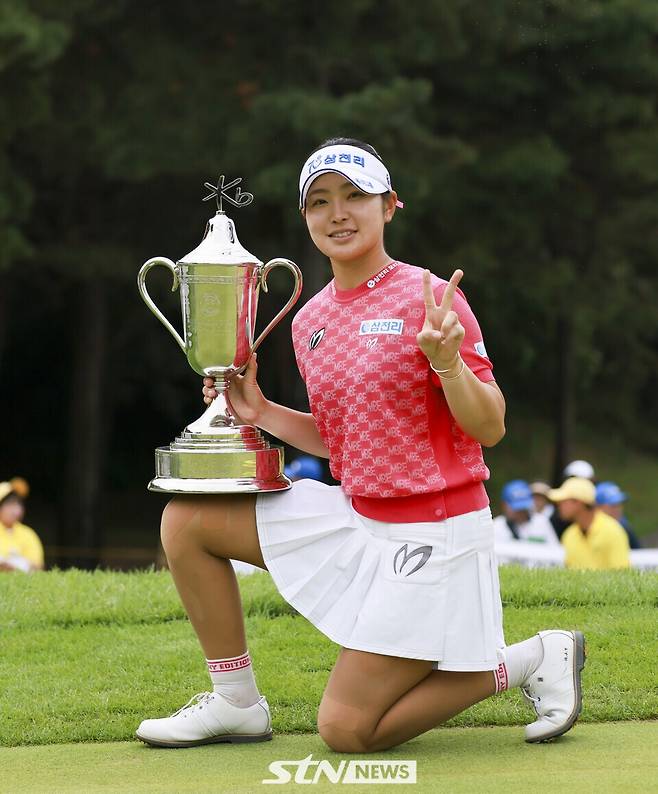 7일 경기 이천시 블랙스톤 이천(파72)에서 열린 한국여자프로골프(KLPGA) 투어 KB금융 스타챔피언십에서 유현조(삼천리)가 정상에 오른 후 우승 트로피를 들고 기념 촬영 중이다. /사진=손진현 기자
