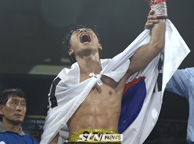 승리 후 포효하고 있는 윤대산. /사진=STN