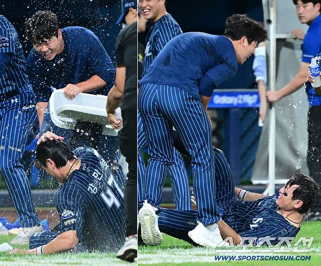 통산 350홈런을 달성한 강민호가 후배들에게 시원한 물세례를 받았다. 대구=허상욱 기자