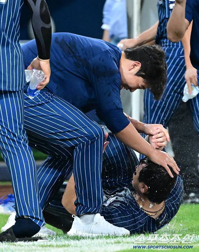 육선엽이 놓친 아이스박스에 머리를 맞은 강민호