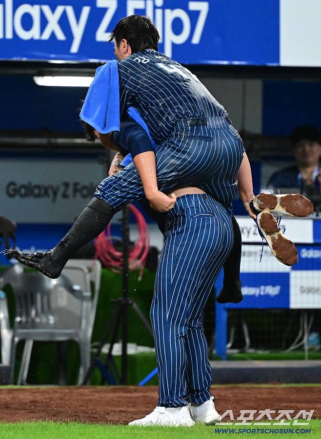 흠뻑 젖은 강민호를 황동재가 업어주며 해피엔딩