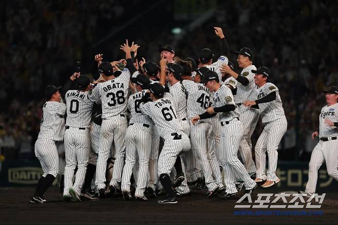 2023년에 이어 2년 만에 센트럴리그 정상에 선 한신. 선수들이 우승이 확정된 후 기쁨의 세리머니를 펼치고 있는 모습. 사진캡처=한신 타이거즈 SNS
