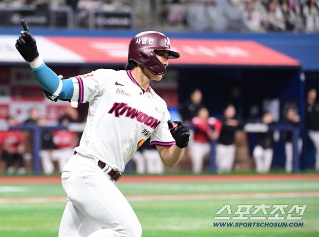 30일 고척스카이돔에서 열린 KBO리그 키움과 SSG의 경기. 4회 동점 솔로홈런을 날린 키움 송성문. 고척=송정헌 기자songs@sportschosun.com/2025.03.30/