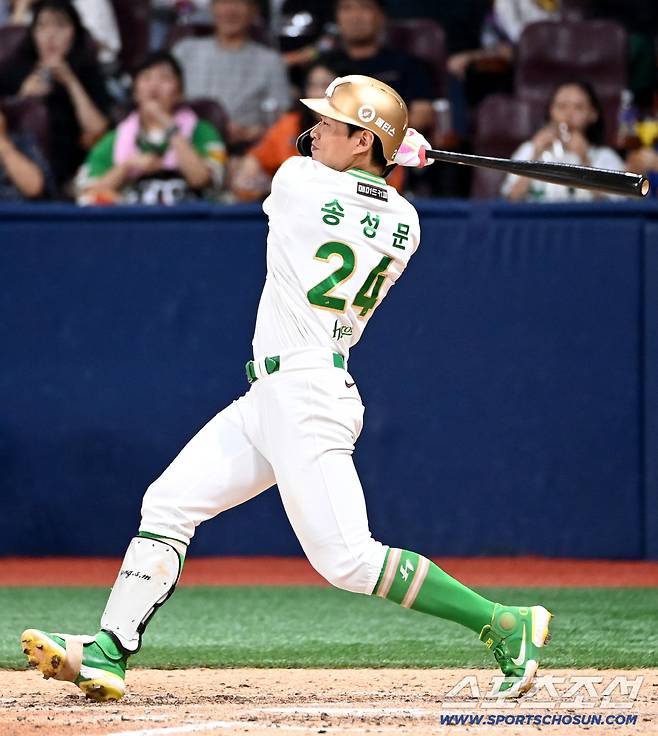 28일 고척스카이돔에서 열린 한화와 키움의 경기, 5회말 무사 1루 키움 송성문이 안타를 치고 있다. 고척=허상욱 기자wook@sportschosun.com/2025.08.28/
