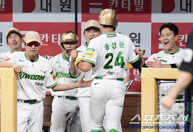 26일 고척돔에서 열린 KBO리그 키움과 한화의 경기. 1회말 1사 1루 키움 박주홍 1타점 2루타 때 득점에 성공한 키움 송성문. 고척=송정헌 기자songs@sportschosun.com/2025.08.26/