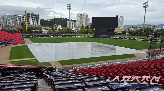 9일 광주 기아챔피언스필드에서 열리는 KIA와 삼성의 경기. 하루종일 빗방울이 떨어지는 날씨로 인해 대형방수포가 덮인 광주 챔필. 광주=송정헌 기자songs@sportschosun.com/2025.09.09/