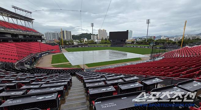 하루 종일 비가 내리고 있는 광주 챔필.
