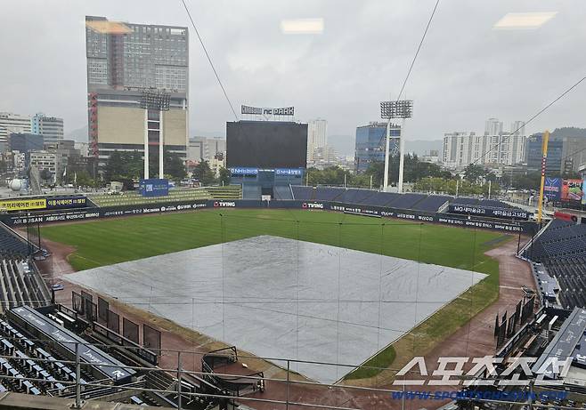 비에 흠뻑 젖은 창원 NC파크. 김영록 기자