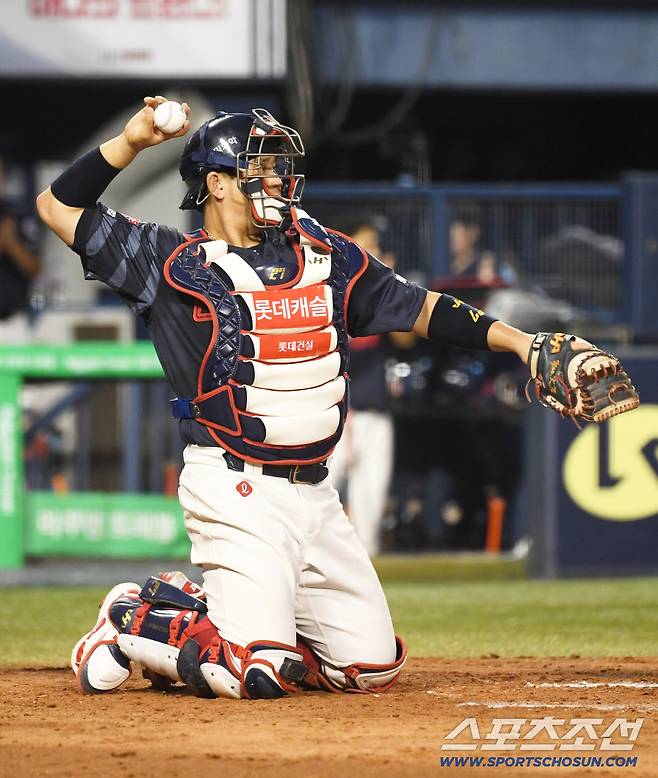 2일 잠실구장에서 열린 LG 트윈스와 롯데 자이언츠의 경기. 롯데 포수 유강남이 숨을 고르고 있다. 잠실=박재만 기자 pjm@sportschosun.com/2025.09.02/
