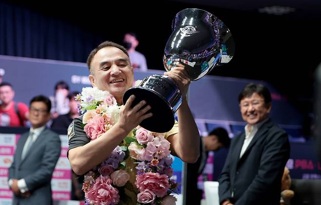 2025~2026시즌 PBA 4차투어 우승을 차지한 이승진이 시상식 후 트로피를 들고 기뻐하고 있다. 사진제공=PBA