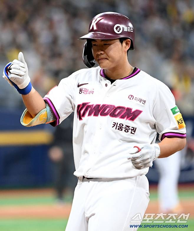 9일 고척스카이돔에서 열린 LG와 키움의 경기, 2회말 키움 어준서가 안타를 치고 기쁨을 나누고 있다. 고척=허상욱 기자wook@sportschosun.com/2025.09.09/