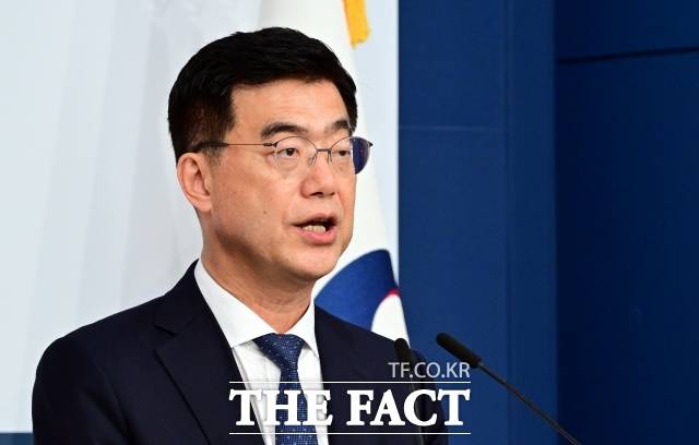 이재웅 외교부 대변인은 9일 미국 이민 당국의 한국인 근로자 300여 명에 대한 구금과 관련해 한미 양국 간 '자진 출국' 형태로 세부 협의가 진행 중이라고 밝혔다. /임영무 기자