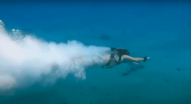조끼처럼 입으면 바닷속에서 빠르게 헤엄칠 수 있는 웨어러블 제품이 소개돼 화제가 되고 있다. (출처=킥핀)