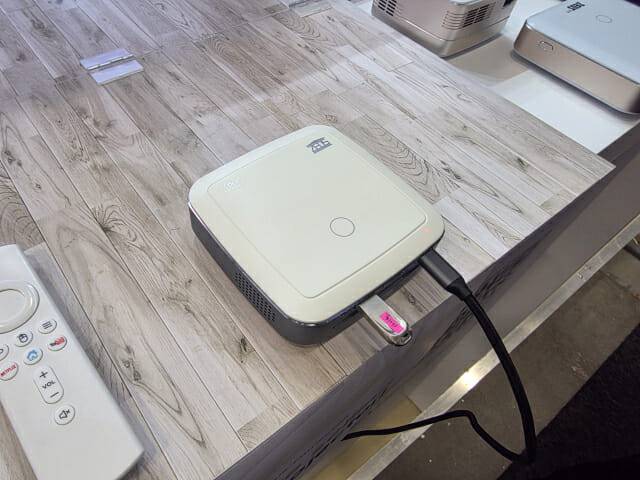 제우스 빔프로젝터 DLP 프로젝터.(사진=전화평 기자)