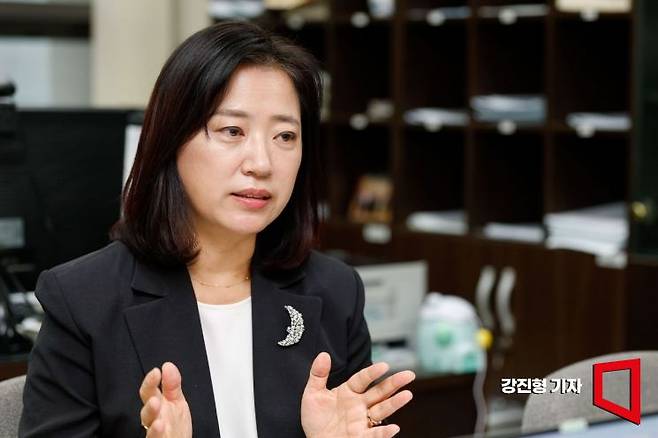 안수현 한국외대 법학전문대학원장이 13일 서울 동대문구 한국외대 법학관에서 인터뷰 하고 있다. 강진형 기자