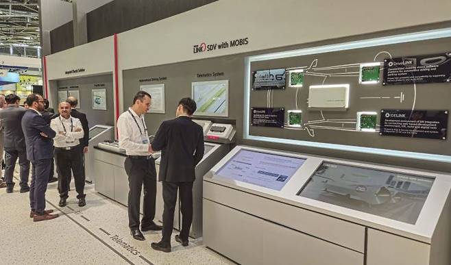 IAA 2025 현대모비스 프라이빗 부스에서 유럽 완성차 업체 관계자가 SDV(소프트웨어 중심 자동차) 시스템 분야 관련 설명을 듣고 있다. 한국자동차기자협회 제공