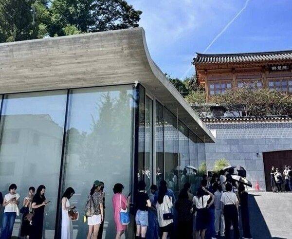 서울 종로구 삼청동 SK그룹 기업 연수원 선혜원에서 열리고 있는 김수자 개인전 '호흡선혜원'을 관람하기 위해 관람객들이 길게 줄을 서 있다. 포도뮤지엄